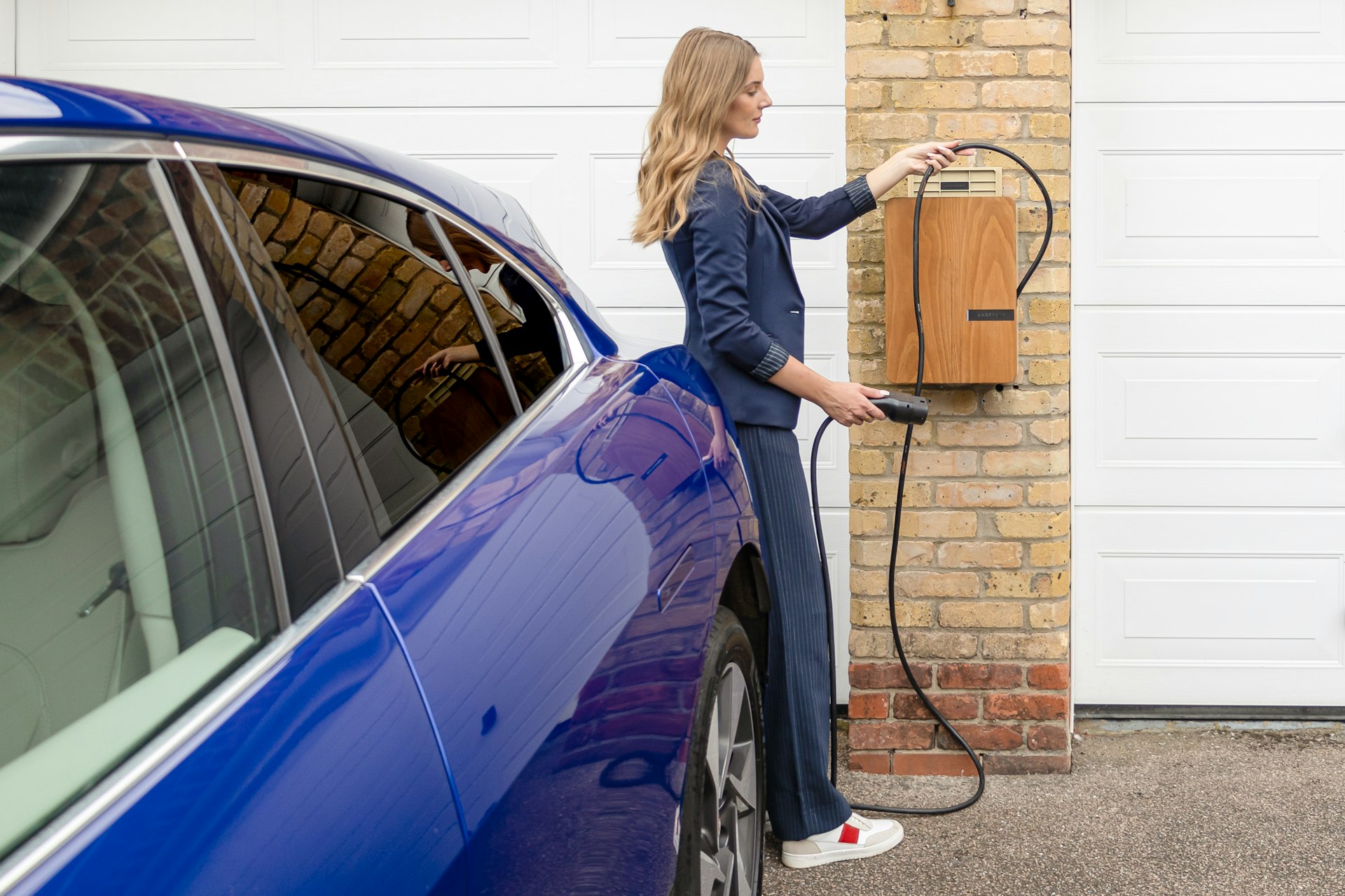 Gecertificeerde EcoInstall monteur installeert laadpaal